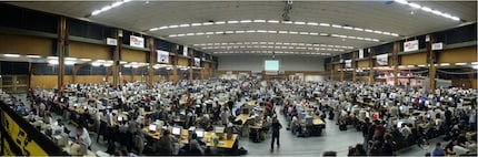 Mitten im ersten Boom der LAN-Partys füllt die «Lanforce 5» die Berner Messehallen mit 1500 Gamern.