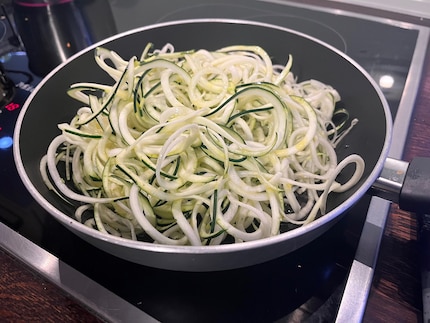 Eine große Zucchini reicht für drei Portionen Spaghetti. Mit einem Spiralschneider sind Gemüsenudeln im Handumdrehen zubereitet. Kurz in Öl anbraten und fertig.