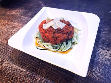 Zucchinispaghetti mit Linsenbolognese: gesund, lecker und sättigend.