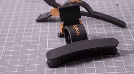 Design elegante, posizionamento del logo in modo deciso. Avrei preferito la clip senza le scritte.