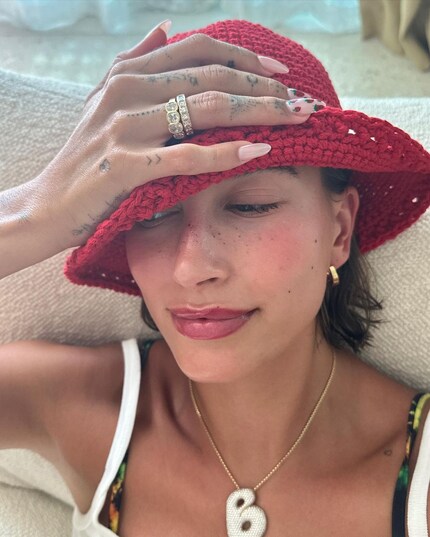 La ragazza fragola Hailey Bieber è coerente fino alla punta delle dita. Immagine: Instagram @haileybieber