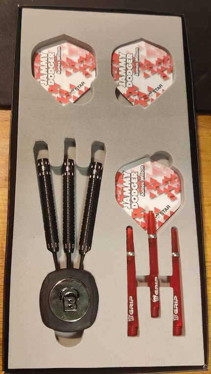 In addition to the barrels, shafts and flights, a Bull's Pinpointer is also included in a small box.