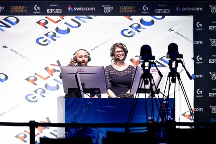 Le duo de présentateurs dans le box des casteurs.