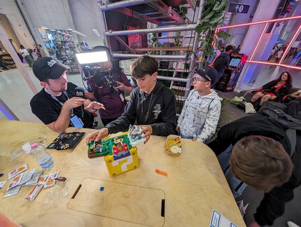 Les assidus bricoleurs de Lego ont été interviewés par SkylineTVlive sur Twitch pendant leur construction.