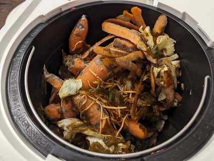 Nell'arco di alcuni giorni riempio il Lomi con gli scarti di cucina compostabili.