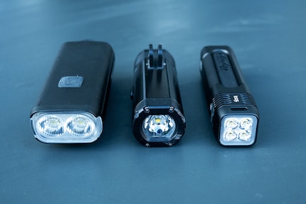 «StrikeDuo» im Grössenvergleich mit «Varia UT800» von Garmin und knog. «Blinder 900».