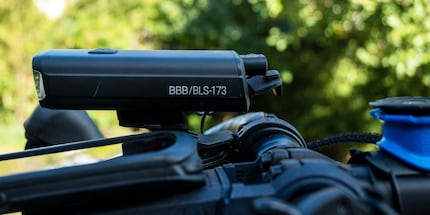 Dank Centermount 2.0 bleibt der Scheinwerfer, wo er sein soll. 