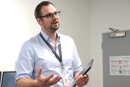 Rob Smith, scienziato di Dyson, fa visitare a me e ad altre persone gli impianti di prova di Malmesbury.