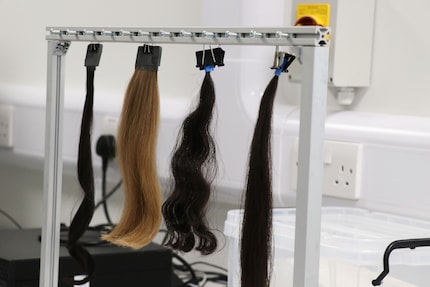 La ricerca viene condotta su capelli umani di provenienza etica. Si tiene conto del maggior numero possibile di tipi di capelli.