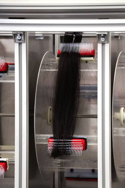 Il sistema ruota e pettina i capelli per un periodo di tempo più lungo. Gli ingegneri misurano quindi se e quanto i capelli si sono spezzati.