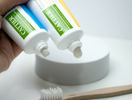 Zwei verschiedene Zahncremes mit Heilerde: Überzeugt hat mich die rechts im Bild, die zwar Heilerde enthält, aber nicht danach schmeckt.