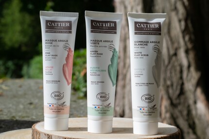 Im Programm von Cattier Paris zur Gesichtsreinigung: das Peeling mit weißer Heilerde, sowie Masken mit rosa beziehungsweise grüner Heilerde.