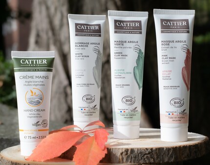 Ich teste verschiedene Naturkosmetikprodukte mit Heilerde.