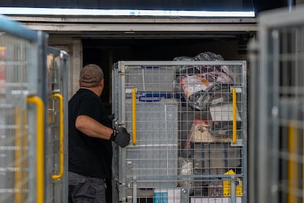 Der Fahrer des Transportunternehmens lädt die RX-Trolleys in den Lastwagen