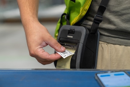Mit dem Handy gescannt kommt Augenblicke später ein QR-Code aus der Maschine
