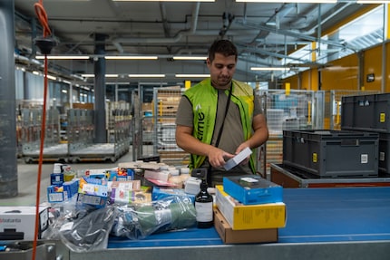  Dutzende Bestellungen liegen auf dem Förderband. Wären sie in Karton gepackt, würde Kagan vor einem riesigen Päckli-Berg stehen.