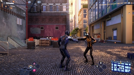 Ogni tanto capita anche che i due Spider-Man si incontrino casualmente per strada.