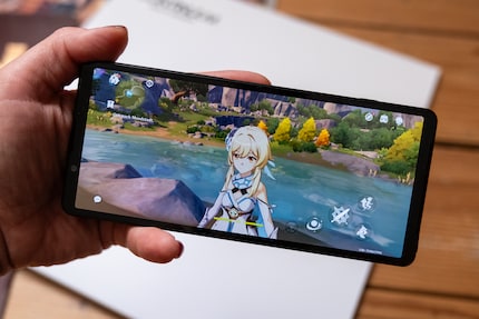 Il gioco per smartphone Genshin Impact funziona senza problemi e le prestazioni grafiche richieste non sono un problema per l'Xperia 5 V.