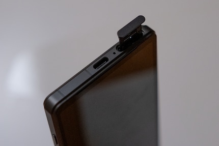Come il top di gamma, anche il Sony Xperia 5 V è dotato di uno slot per schede SIM/microSD che può essere aperto senza strumenti extra.
