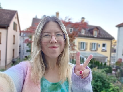 Anche i selfie sono buoni, ma quando si guarda una seconda volta si nota il bokeh artificiale nelle incongruenze dei miei capelli.