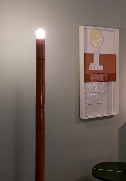 The floor lamp «Lampadaire» by Stéven Coëffic consists of tile modules.