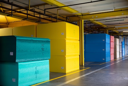 Tanti blocchi di schiuma colorata nel magazzino centrale.