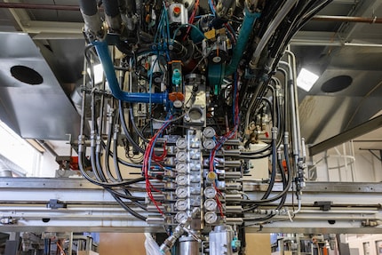 Una macchina che potrebbe essere stata progettata da H.R. Giger spruzza la base per la «torta di schiuma» su un nastro trasportatore.