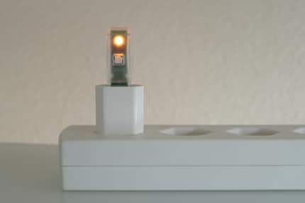 USB-Stecker plus Steckerleiste: Weil der Sensirion-Sensor nur per USB-A Strom bekommt, braucht es für einen Einsatz nicht direkt an einem Notebook etwas Einfallsreichtum.