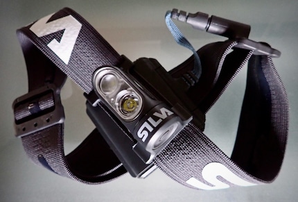 Grâce à ses deux faisceaux lumineux et à son faible poids, la lampe frontale « Trailrunner Free H » de Silva offre un bon éclairage ambiant et est agréable à porter.