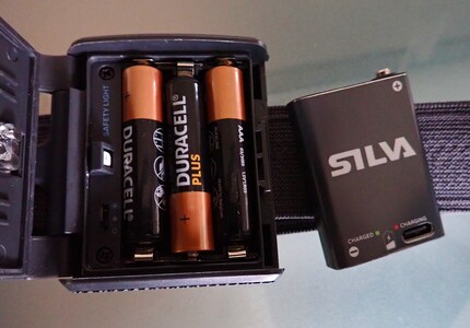 Batterie rechargeable ou piles ? Avec la lampe frontale Silva, vous avez le choix.