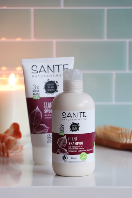 Ce shampooing et cet après-shampooing Sante sont censés donner trois fois plus d’éclat aux cheveux.