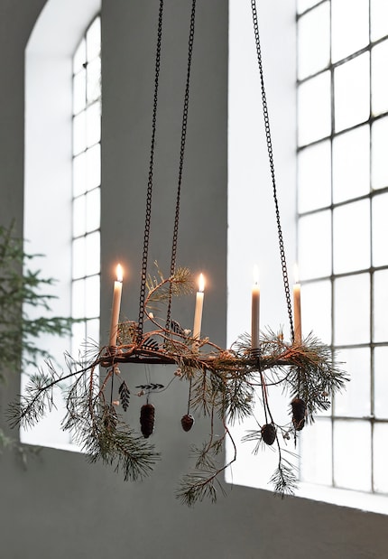No matter how simple the wreath is, hanging it up and lighting it will be a real eye-catcher.