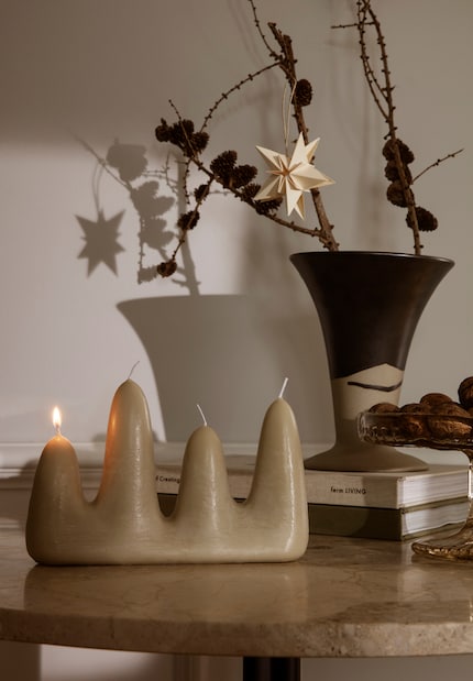 A creative and purist substitute: the wax sculpture has four uneven tips that are reminiscent of rocks.