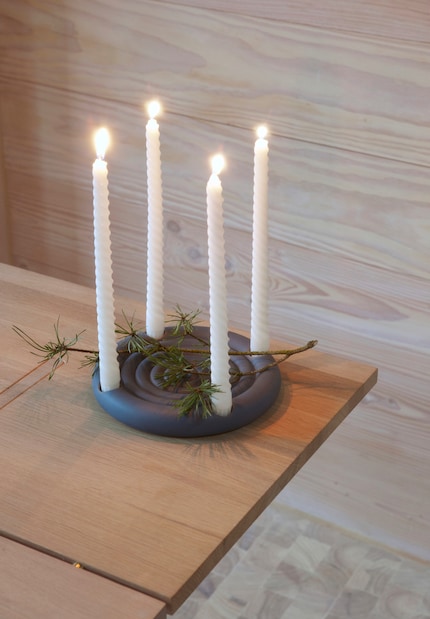 Spiral candles pimp any composition, no matter how simple.