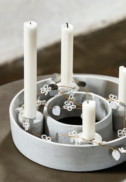 Thanks to the metal garland, this arrangement doesn't need any fir branches or chichi at all.