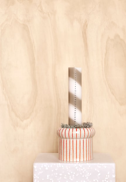 The Christmas candle makes an impression with its graphic pattern.