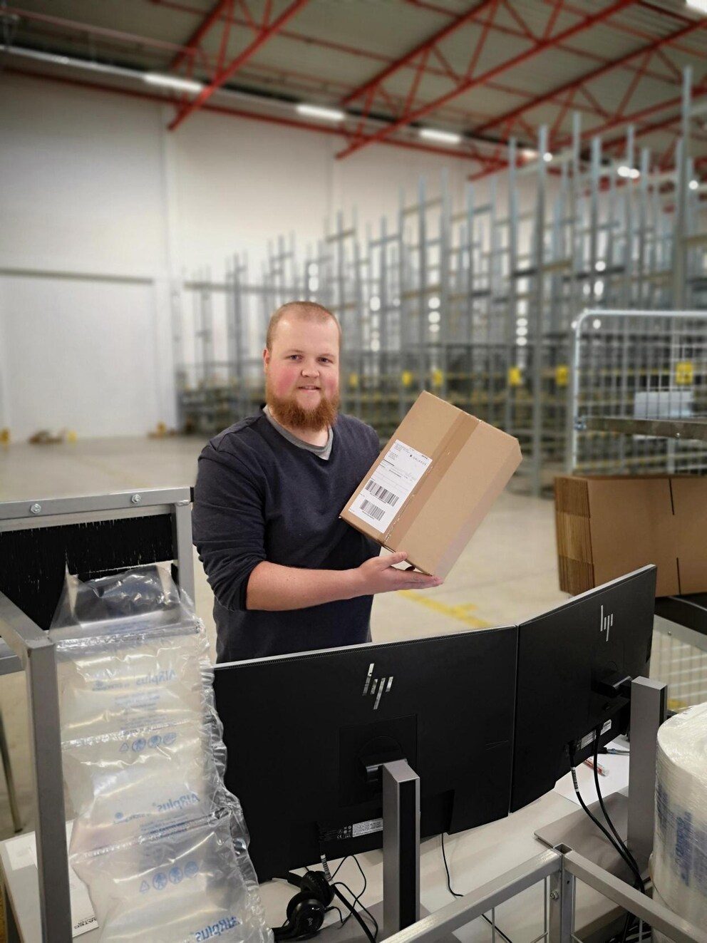 Steffen Beniers, qui travaille encore aujourd’hui chez Galaxus en tant que responsable logistique à Krefeld, a envoyé le premier colis en 2018.