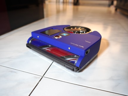 L'élégant robot aspirateur est immédiatement reconnaissable comme un produit Dyson.