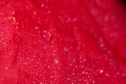 Idealmente, l'acqua dovrebbe rotolare via dall'esterno della giacca e non penetrare all'interno.