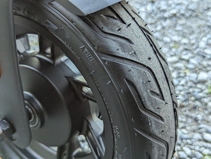 Der Vmax VX2 läuft auf stabilen Reifen ohne Schlauch.