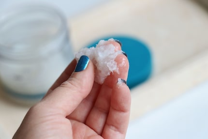 Das grobkörnige Meersalz-Peeling riecht nach Spa.