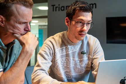 Martin Wrona (rechts) zeigt mir am Bildschirm einige Tricks der Betrüger.