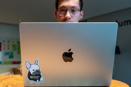 Martin Wrona surft sicher – auch dank Wachhund auf seinem Notebook.