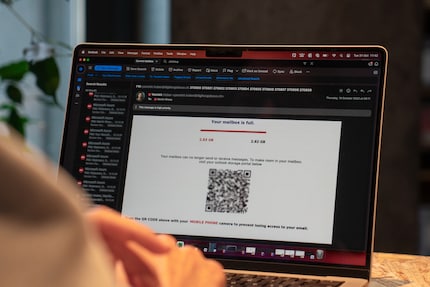 Hier wird versucht, Druck aufzubauen. Das avisierte Opfer soll per QR-Code zu einer Seite geführt werden, auf der dann die Login-Daten eingegeben werden sollen.