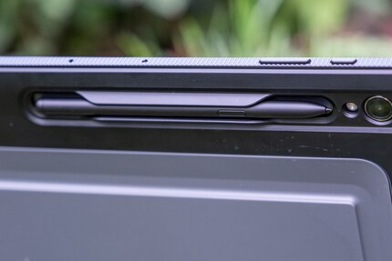 La prise en main est ferme : le porte-stylo est suffisamment serré pour que le S-Pen ne tombe pas facilement. 