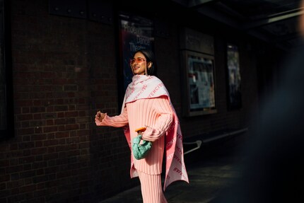Loosely thrown over your shoulders, the scarf looks particularly dynamic.
