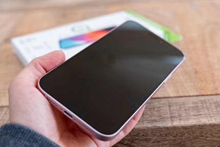 Mein iPhone 15 Plus sieht noch absolut neu aus und ist damit der perfekte Untergrund für eine Folie.
