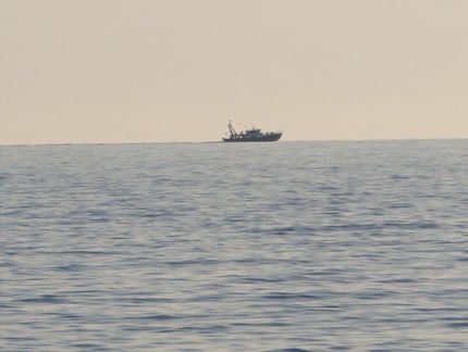Die Bildqualität des 30-fachen digitalen Zoom ist nicht gut, lässt mich das Fischerboot aber besser als mit bloßem Auge erkennen.