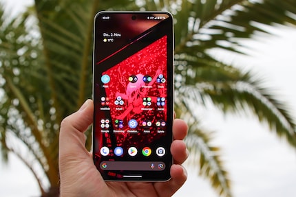 Das Display des Pixel 8 Pro hat keine abgerundeten Kanten mehr und kann sehr hell leuchten.
