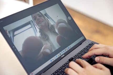 Vers monstrueux au travail. Ne pas taper pendant les visios. Cela pourrait déclencher une panique générale.